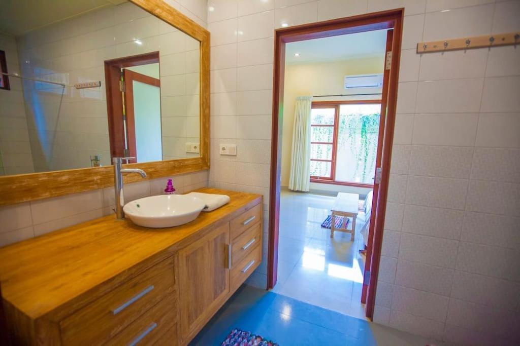 Vibrant Getaway In Seminyak: Buyaya Villa