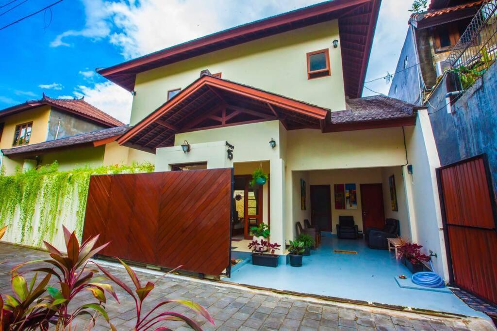 Villa Vibrant Getaway In Seminyak: Buyaya