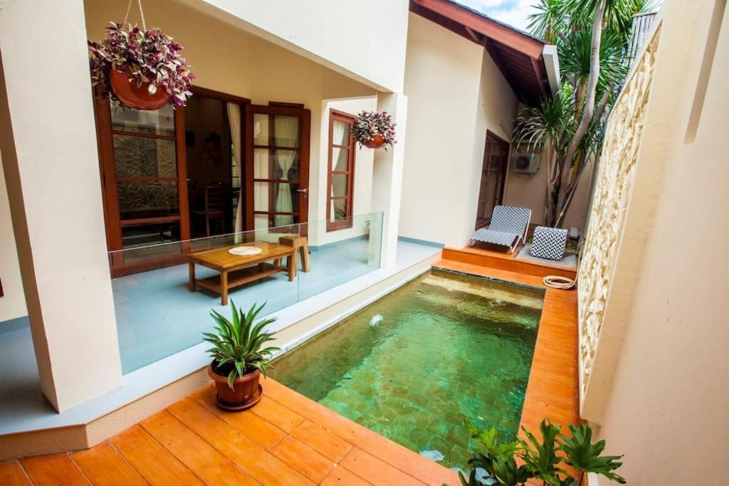 Vibrant Getaway In Seminyak: Buyaya Villa *