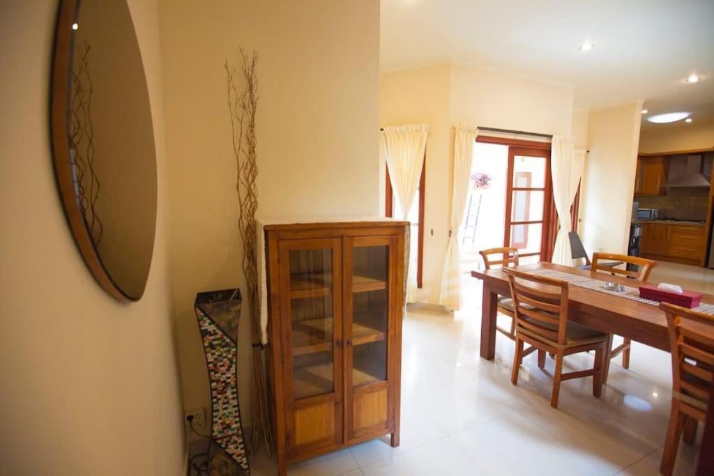Villa Vibrant Getaway In Seminyak: Buyaya