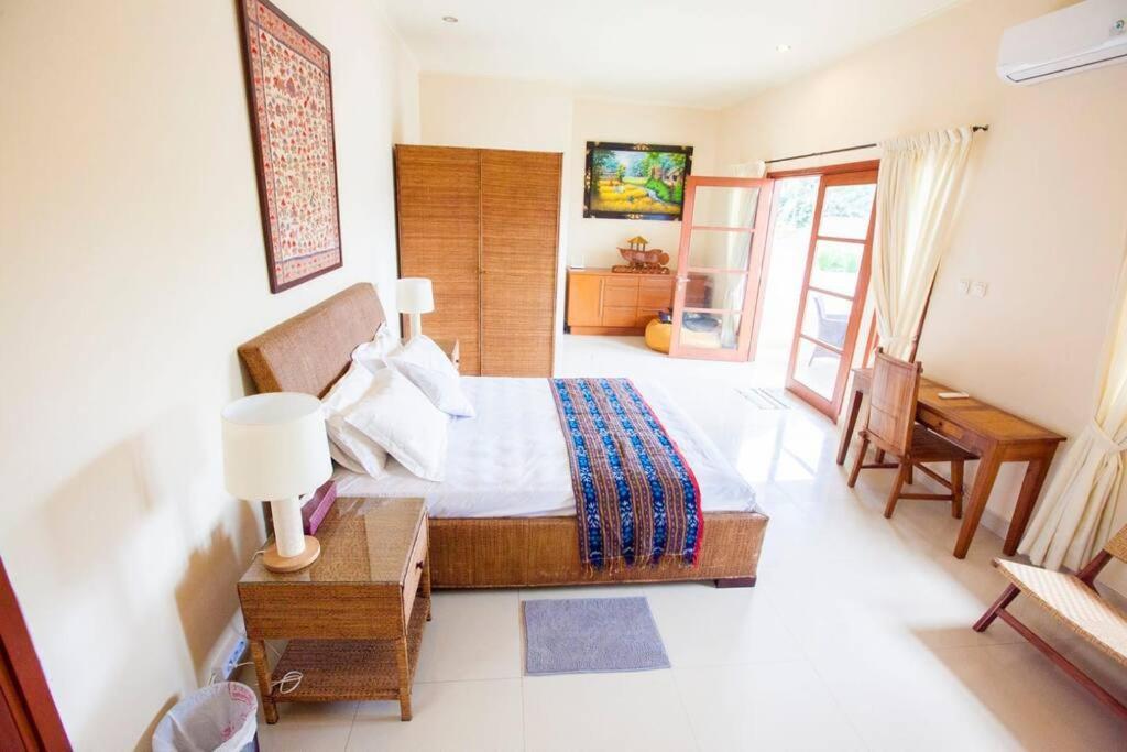 Vibrant Getaway In Seminyak: Buyaya Villa *